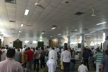 Bahraini prayers in Imam Sadeq mosque - Diraz