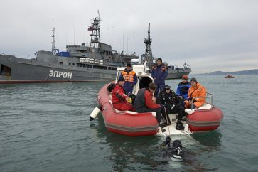 Russian emergency ministry divers searching for fragments of the crashed plane in Black Sea (photo: Sputnik)