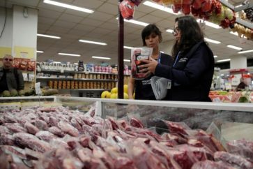 Members of the Public Health Surveillance Agency collect meats to analyse in their laboratory, at a supermarket in Rio de Janeiro, Brazil, March 20, 2017. REUTERS/Ricardo Moraes