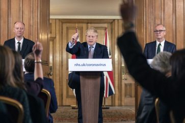 Coronavirus : Le gouvernement de Boris Johnson veut favoriser le plan controversé d’une «immunité collective»