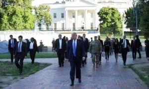 Trump a appelé les gouverneurs à agir vite et fort pour "dominer les rues"