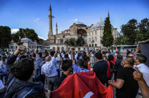 Une reconversion de Sainte-Sophie en mosquée n'empêchera pas les touristes de toutes les croyances de s'y rendre, ils sont nombreux à visiter chaque jour la Mosquée bleue voisine.