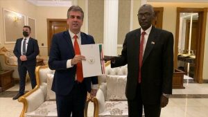 Le ministre israélien du renseignement Eli Cohen et le ministre soudanais de la défense Yassin Ibrahim à Khartoum le 25 janvier 2021