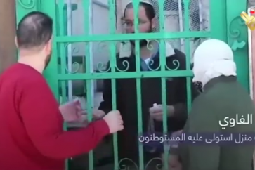 Zionist settler seizes house of a Palestinian family