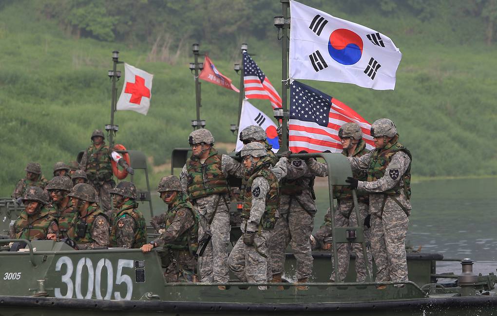 YEONCHEON-GUN, SOUTH KOREA - MAY 30:  US soldiers from 2nd Battalion, 9th Infantry Regiment of the 1st Armored Brigade Combat Team of 2nd infantry division and South Korean soldiers from 6th Engineer Brigade participate in a river crossing exercise on May 30, 2013 in Yeoncheon-gun, South Korea. The joint exercise is for the first time in 10 years, eyeing possible attacks of North Korea.  (Photo by Chung Sung-Jun/Getty Images)