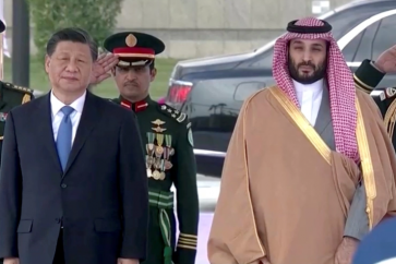 Saudi Crown Prince Mohammed bin Salman welcomes Chinese President Xi Jinping in Riyadh [Ekhbariyah TV/Reuters]