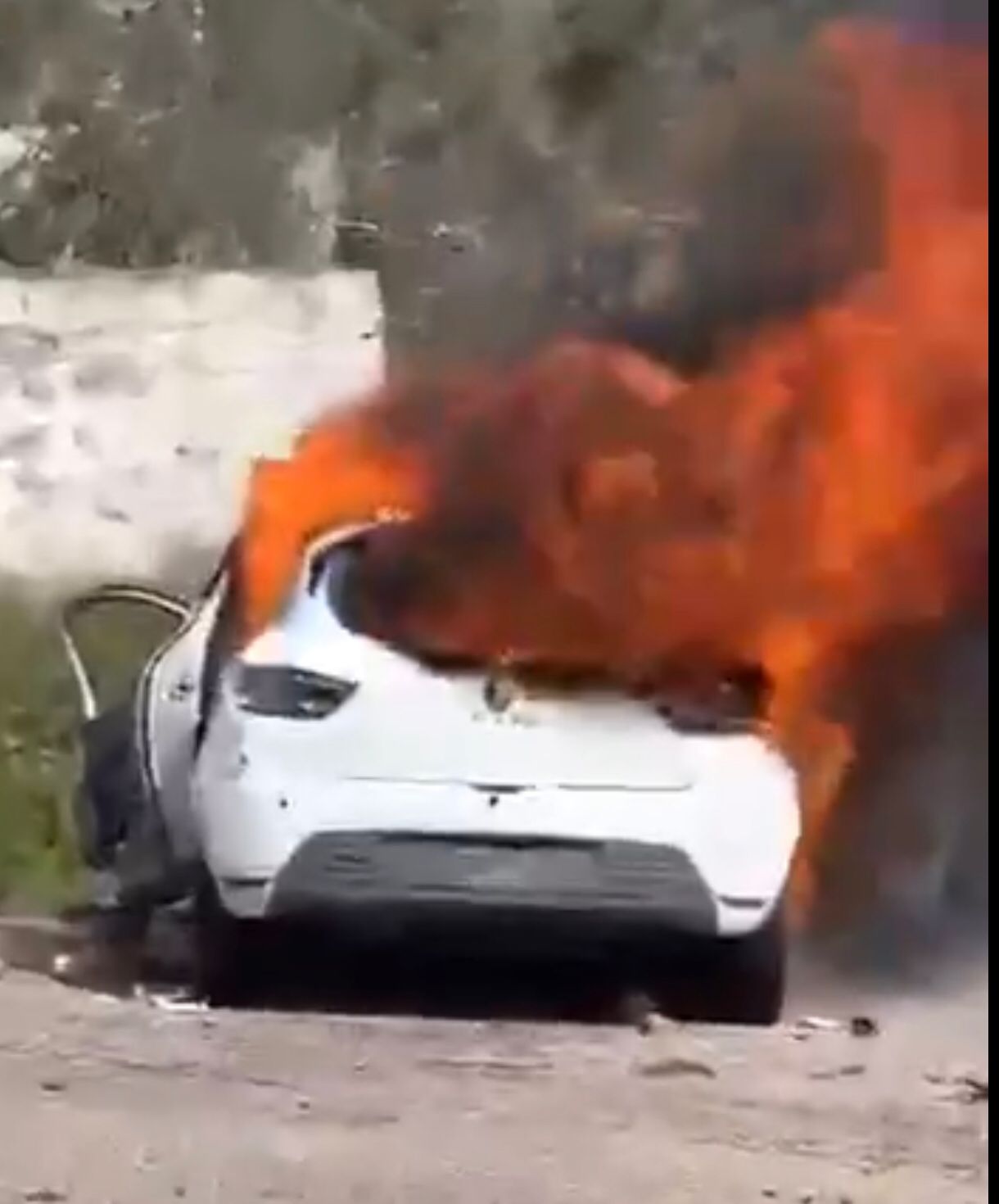 Israeli car burnt by Palestinians in Ramallah