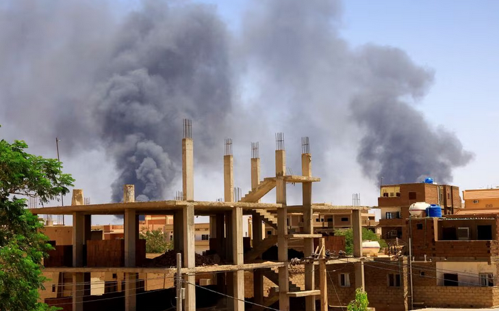 Smoke rises above buildings after an aerial bombardment, during clashes between the paramilitary Rapid Support Forces and the army in Khartoum North, Sudan, May 1, 2023. REUTERS/Mohamed Nureldin Abdallah