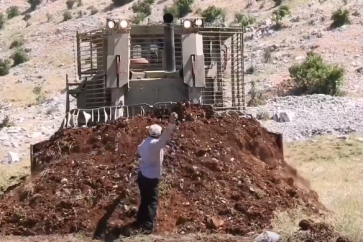 Lebanese farmer Esmail Nasser heroically confronts an ⁦ Israeli⁩ bulldozer