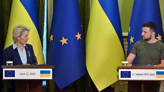 Ukrainian President Vladimir Zelensky (R) and European Commission President Ursula von der Leyen make statements following talks in Kiev, Ukraine, June 11, 2022 ©  AFP / Sergei Supinsky