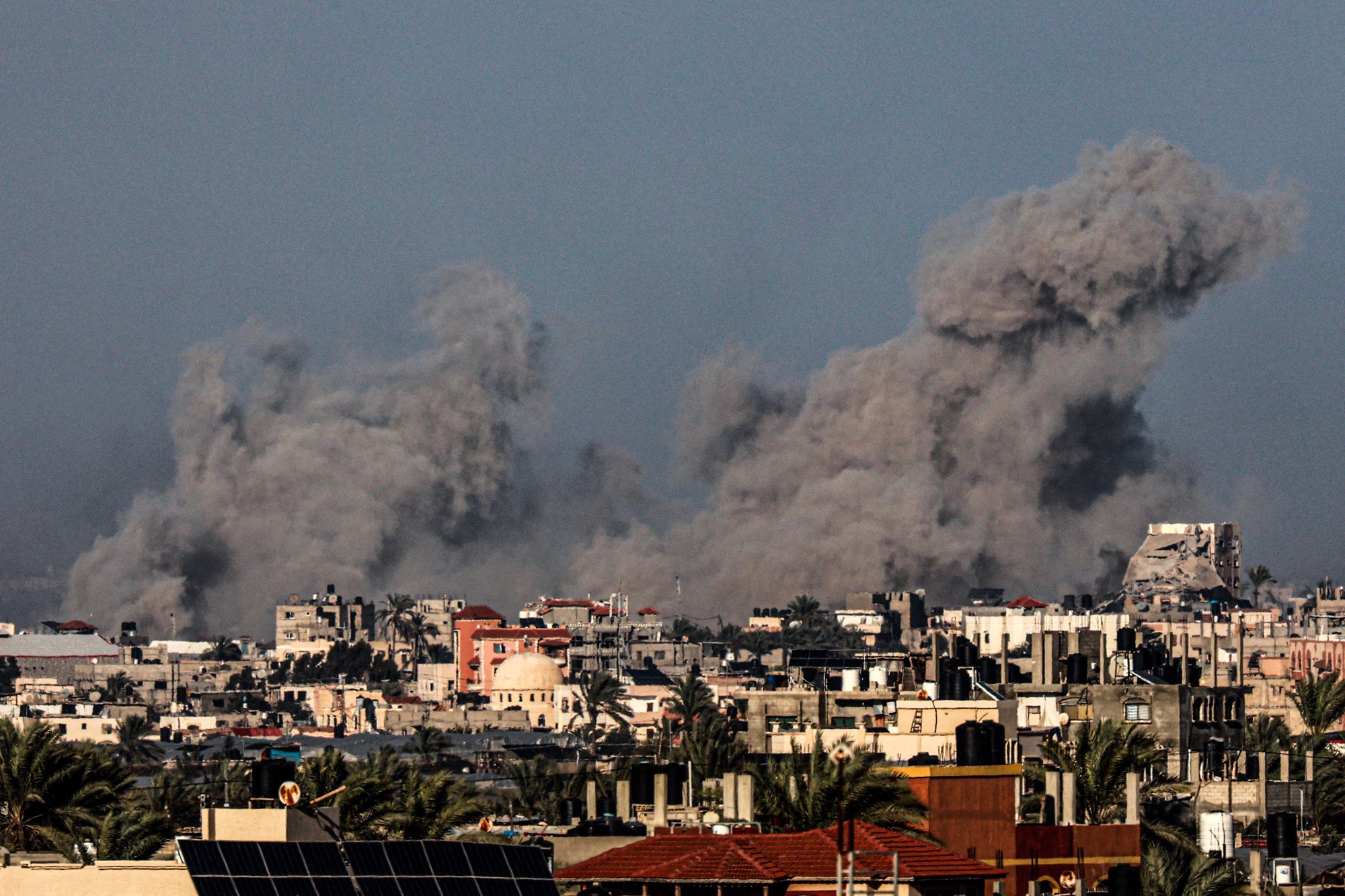 A picture taken from Rafah on January 12, 2024 shows smoke billowing over the southern Gaza Strip during Israeli bombardment (Photo by AFP).