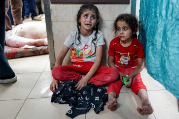 EDITORS NOTE: Graphic content / TOPSHOT - An injured child reacts while sitting next to another on the floor following Israeli bombardment on al-Bureij, at a ward at the Aqsa Martyrs hospital in Deir el-Balah in the central Gaza Strip on June 4, 2024 during the ongoing conflict in the Palestinian territory between Israel and Hamas. (Photo by Bashar TALEB / AFP)