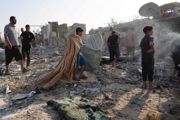 TOPSHOT - Palestinians inspect the damage following Israeli bombardment on Khan Yunis in the southern Gaza Strip on August 27, 2024, amid the ongoing conflict between Israel and the militant Hamas group. (Photo by Bashar TALEB / AFP)