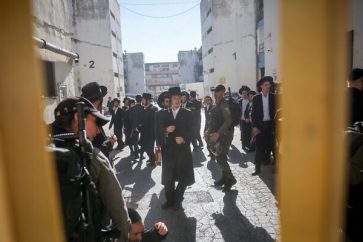 Ultra-Orthodox Jews protest against the draft outside an Israeli army recruitment center in occupied Al-Quds (August 2024).