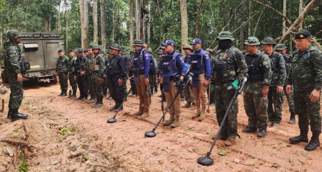  <a href="https://english.manartv.com.lb/2463430">Thailand F-16 Jet Bombs Cambodian Targets as Border Clash Escalates</a>